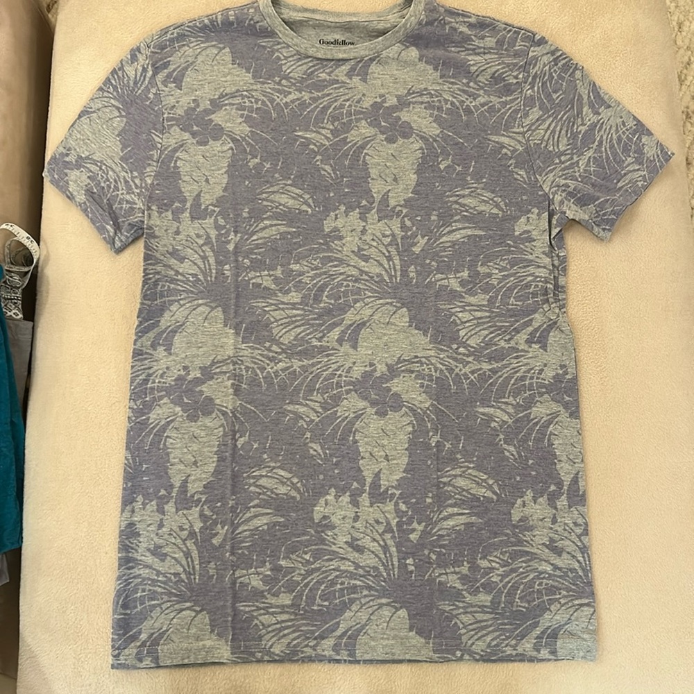 Crew neck t shirt. Gray and blue. Floral print. Good fellow and Co. size small